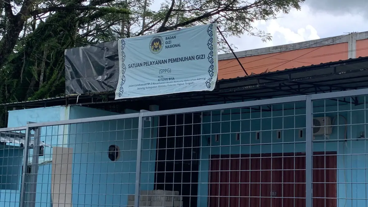 &nbsp;Salah satu SPPG di Jalan Cenderawasih, SP 3 Timika yang masih tutup dan belum kembali beroperasi. (Foto: CEPOSONLINE.COM/MOH. WAHYU WELERUBUN).