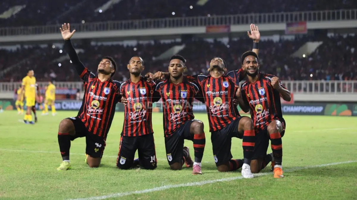 Suka cita pemain-pemain Persipura usai menjebol gawang Periku Kudus di Stadion Lukas Enembe Minggu (3/5/2026).(CEPOSONLINE.COM/ERIANTO)