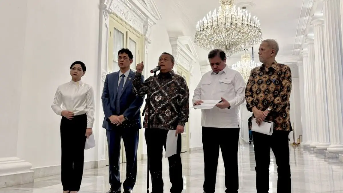 Gubernur Bank Indonesia (BI) Perry Warjiyo (tengah) menjelaskan tujuh strategi Bank Indonesia untuk memperkuat nilai tukar mata uang rupiah dalam jumpa pers di pelataran Istana Merdeka, Jakarta, Selasa (5/5/2026) malam.
(Ceposonline.com/ANTARA/Genta Tenri Mawangi)