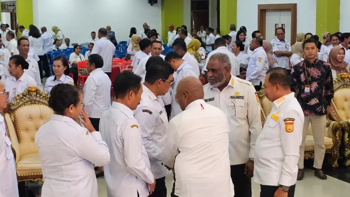Wali Kota Jayapura, Abisai Rollo bersama saat foto bersama seluruh ASN Pemkot Jayapura, Rabu (6/5/2026). (CEPOSONLINE.COM/HANS PALEN).