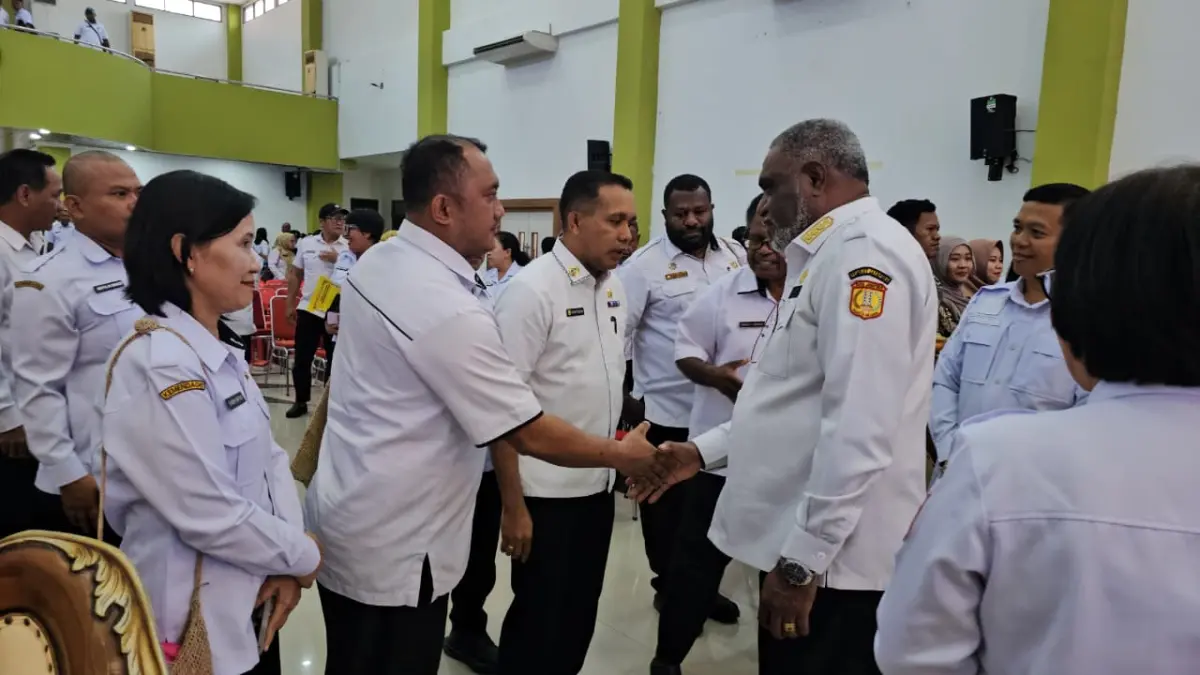 Wali Kota Jayapura, Abisai Rollo saat bersalaman dengan beberapa pimpinan OPD usai giat monitoring meja. (CEPOSONLINE.COM/HANS PALEN).
