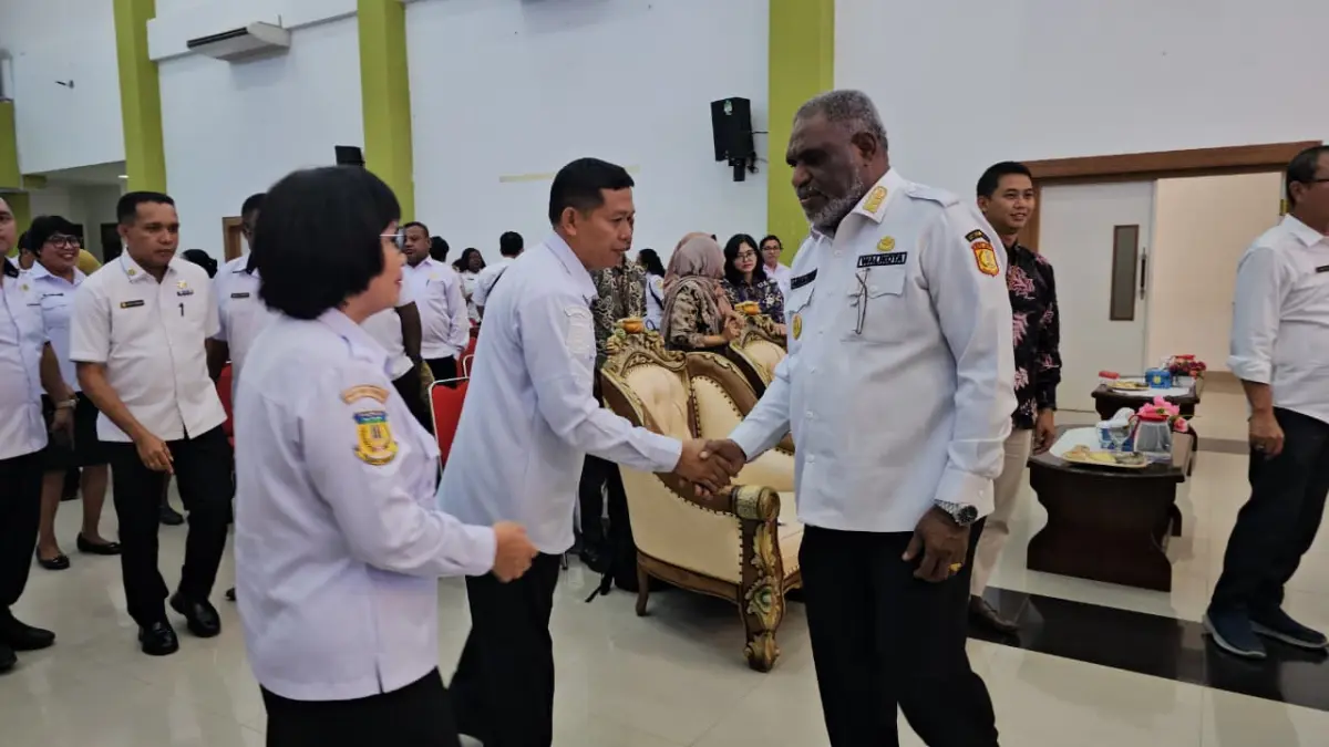 Wali Kota Jayapura, Abisai Rollo saat bersalaman dengan beberapa pimpinan OPD usai monitoring meja, Rabu (6/5/2026). (CEPOSONLINE.COM/HANS PALEN).