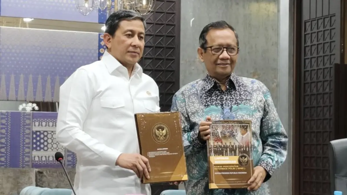 Anggota Komisi Percepatan Reformasi Polri (KPRP) Jenderal Polisi (Purn) Ahmad Dofiri (kiri) dan Mahfud MD (kanan) menunjukkan buku hasil rekomendasi reformasi Polri dalam konferensi pers di Jakarta Selatan, Rabu (6/5/2026).&nbsp;(Ceposonline.com/ANTARA/Nadia Putri Rahmani)