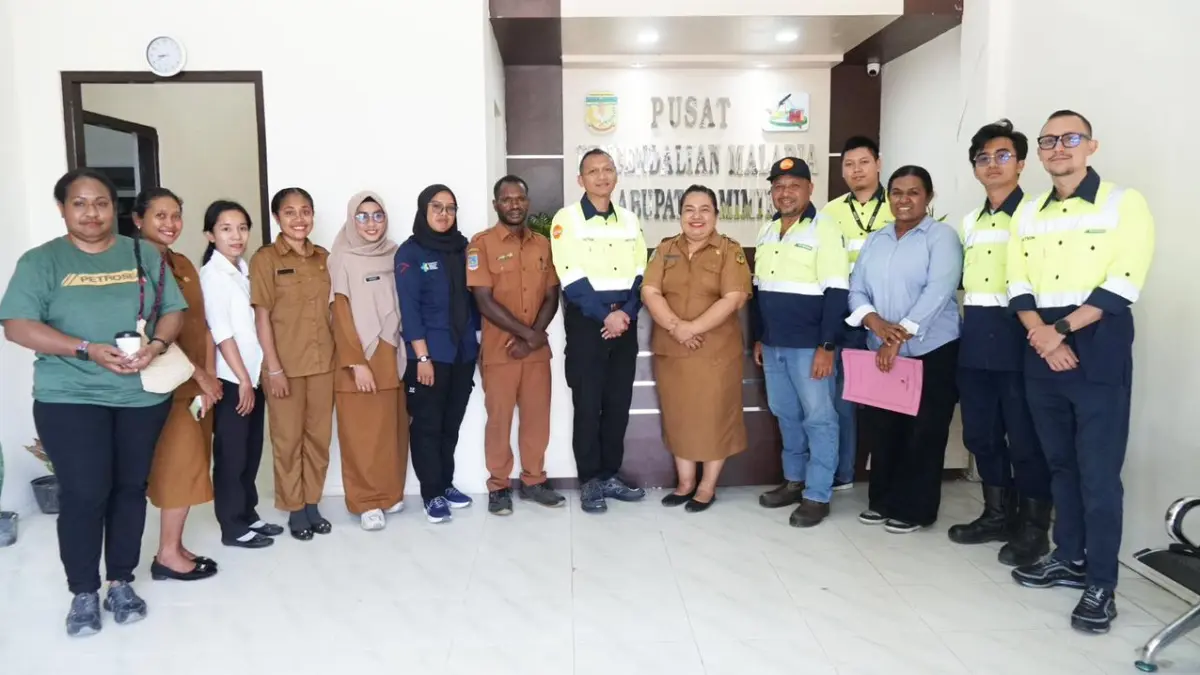 Penanggung Jawab Program Malaria Dinas Kesehatan Kabupaten Mimika, Imelda K.R. Ohoiledjaan (keenam kanan) bersama perwakilan dari PT Petrosea Tbk, masing-masing Head of Corporate Secretary & Communications, Anto Broto (ketujuh kanan), External Manager, Reynold Donny Kabiai (kelima kanan), CSR Superintendent, Aditya Ramadhana Djaja (keempat kanan) dan Deputy GM of Corporate Communications, Marzuki Asikin (paling kanan) membahas perkembangan terkini kasus malaria di Kabupaten Mimika. (Ceposonline.com/Dokumen Petrosea).