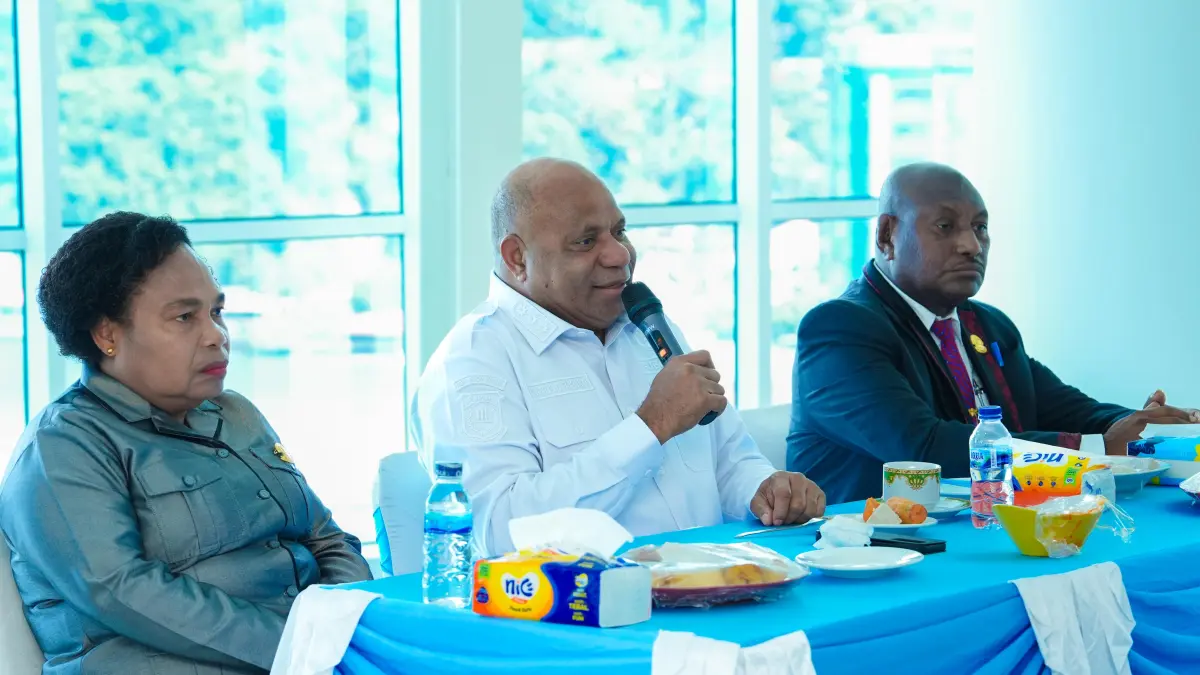 Gubernur Papua, Matius D Fakhiri didampingi Ketua MRP Nerlince Wamuar saat dan dialog bersama jajaran Pemprov Papua di Kota Jayapura, Rabu (6/5/2026).(Ceposonline.com/Humas Pemprov).