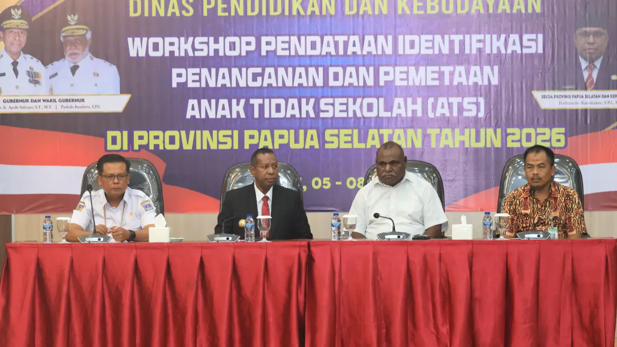 Gubernur Papua Selatan Apolo Safanpo bersama stakeholder pada Workshop Pendataan Identifikasi Penanganan dan Pemetaan Anak Tidak Sekolah yang digelar Disdik Papua Selatan, di Hotel Halogen Merauke, Rabu (6/5/2026).(Humas Pemprov/Ceposonline.com)&nbsp;