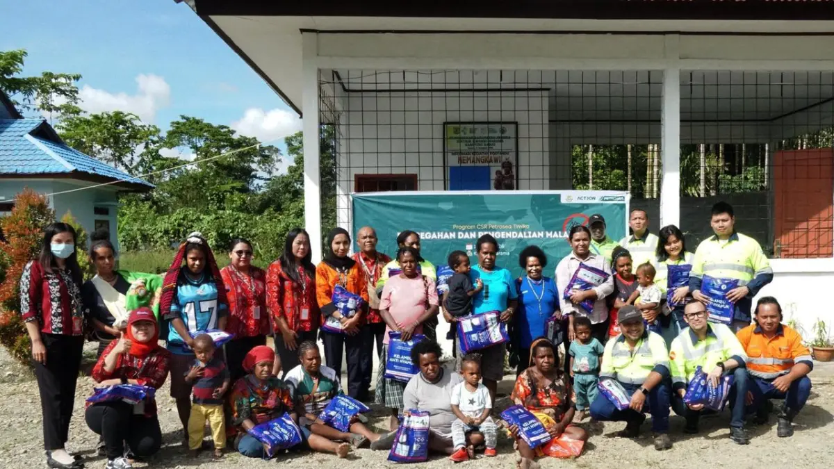 Kepala Kampung Damai, Luther Wenda bersama tim Petrosea dan petugas kesehatandari Puskesmas Kwamki Narama melaksanakan pembagian kelambu kepada masyarakat Kampung Damai, Kabupaten Mimika. (Ceposonline,com/Dokumen Petrosea).