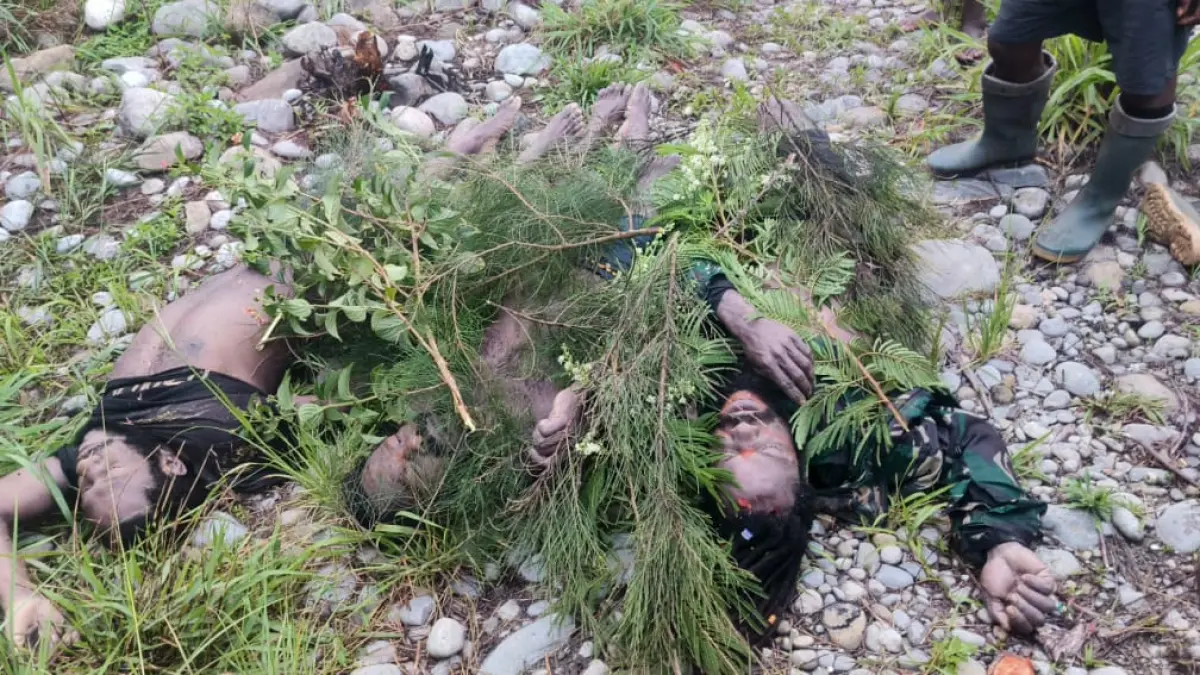 Korban yang terjatuh di Kali Uwe, Distrik Wouma, Kabupaten Jayawijaya, saat dievakuasi dalam kondisi meninggal dunia, Kamis (7/5/2026). (Polres Jayawijaya/Ceposonline.com)