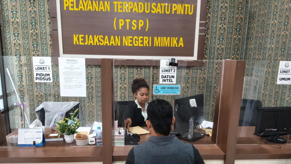 Proses pelimpahan berkas tersangka ke Kejaksaan Negeri Mimika. (Ceposonline.com/Dokumen).