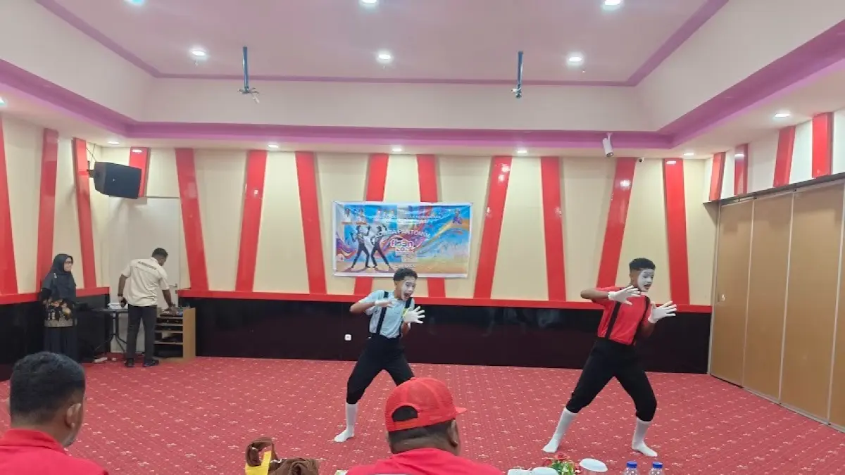 Salah satu peserta saat tampil pada lomba pantomim pada Festival Lomba Seni dan Sastra Siuswa Nasional (FLS3N) yang dilaksanakan oleh Dinas Pendidikan dan Kebudayaan Kabupaten Merauke, Senin (7/5/2026).(Sulo/Ceposonline.com)&nbsp;&nbsp;