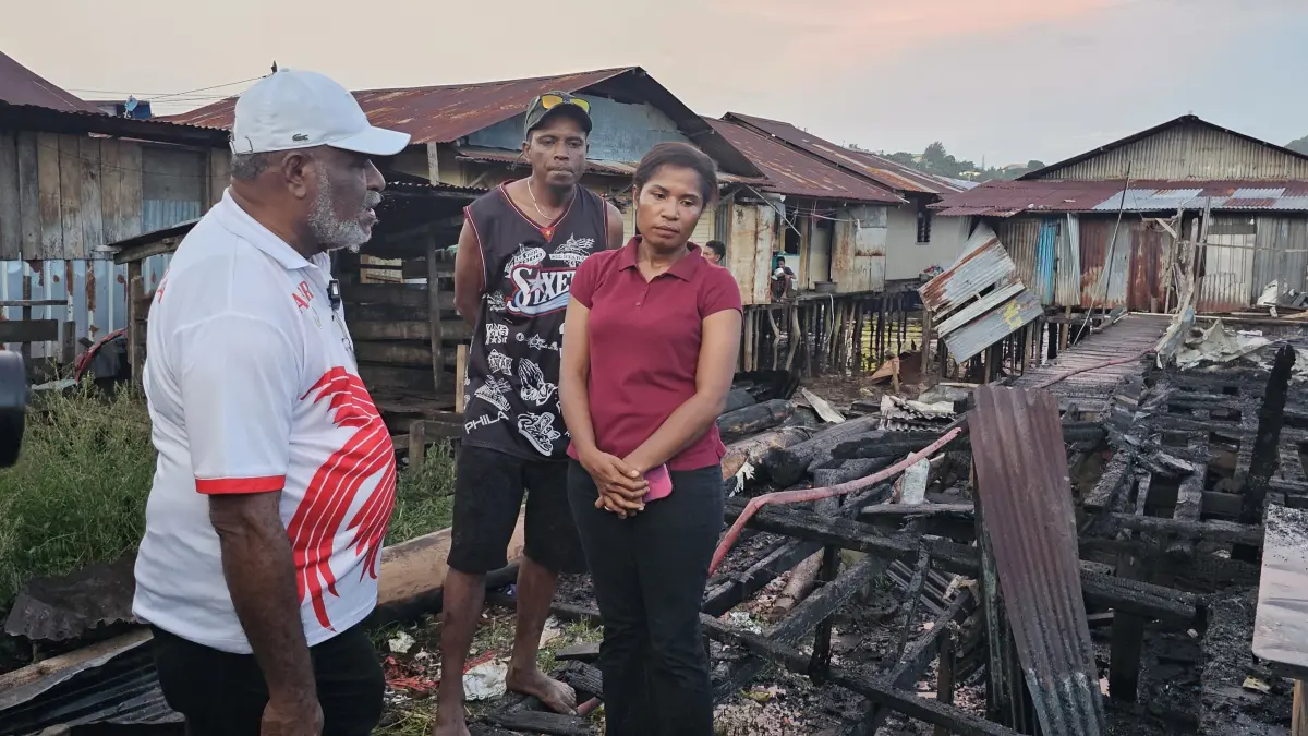 Wali Kota Jayapura, Abisai Rollo saat meninjau dan berbincang dengan para korban di lokasi kebakaran di Dok 8 Pantai, Kamis (7/6/2026) sore. (CEPOSONLINE.COM/HANS PALEN).