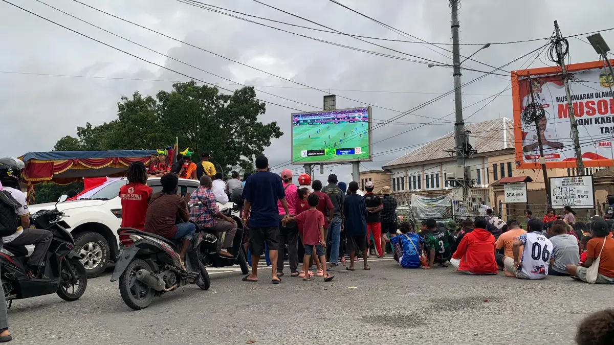 Atmosfer pertandingan yang terlihat dari Bundaran Timika Indah pada Jumat sore (8/5/2026), (Foto: CEPOSONLINE.COM/MOH. WAHYU WELERUBUN).