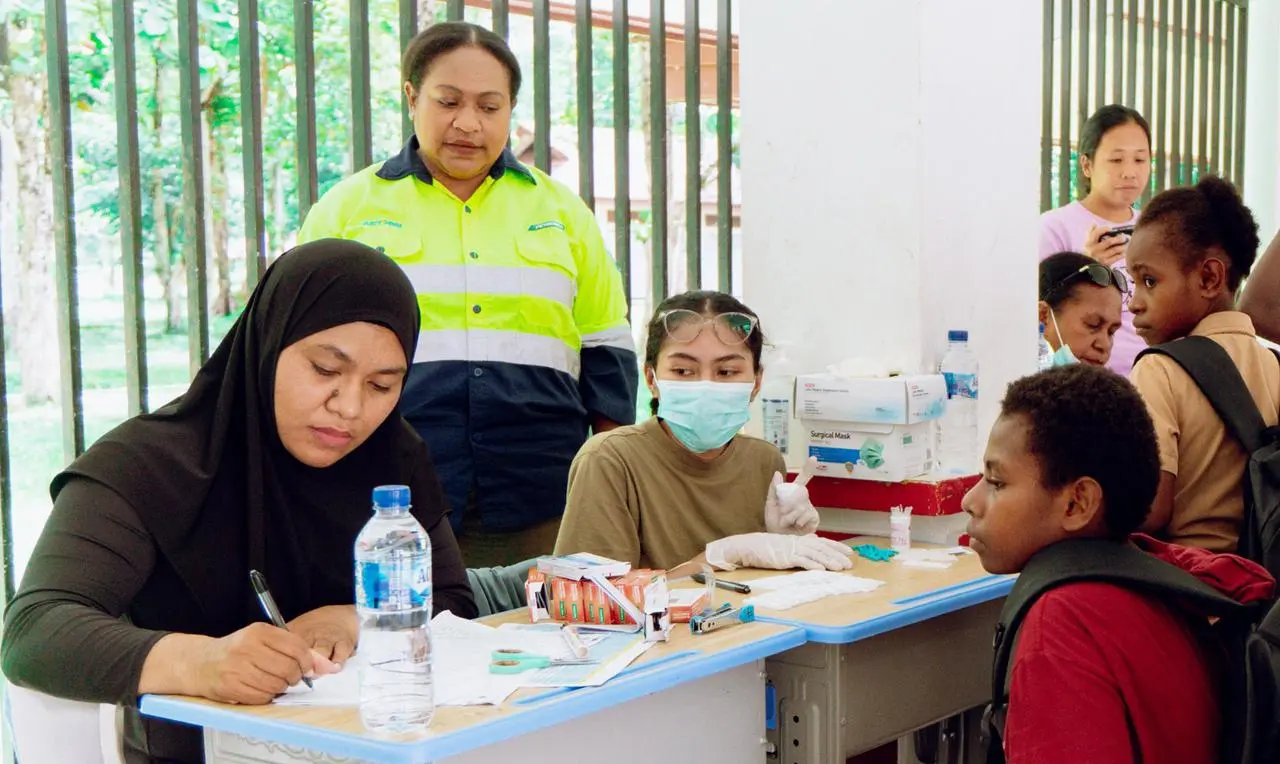 CSR Officer PT Petrosea Tbk, Joiner Kambuaya bersama Puskesmas Timika Jaya dan Dinas Kesehatan Kabupaten Mimika melaksanakan skrining malaria bagi masyarakat sekitar. (Foto: Dokumen Petrosea).