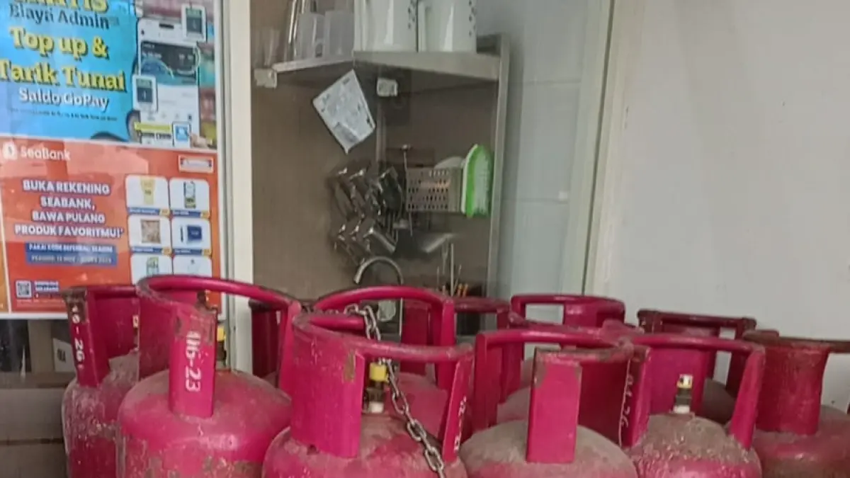 Gas LPG yang dijual di salah satu supermen di Kota Jayapura.Pertamina Patra Niaga Regional MOR Papua Maluku memastikan Pasokan LPG di Papua Masih Aman. (Ceposonline.com/Priyadi)