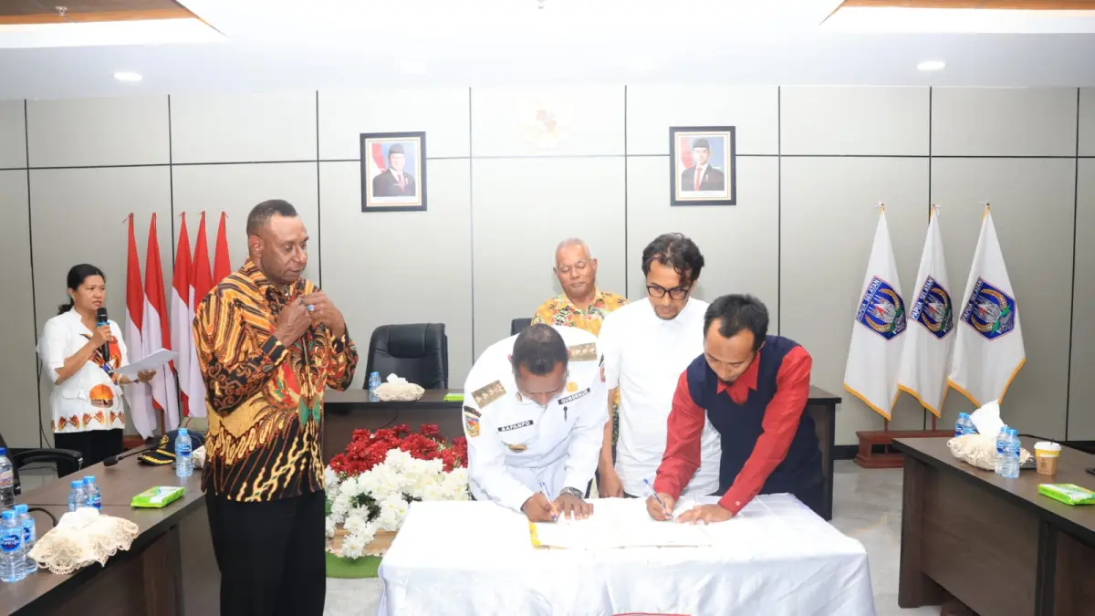 Gubernur Papua Selatan Apolo Safanpo saat menandatangani pemyerahan bantuan kepada Parpol&nbsp; yang memiliki kursi di DPRP Papua Selatan, Kamis (7/5/2026)&nbsp;&nbsp;
(Humas Biro Umum Setda Papua Selatan/Ceposonline.com)&nbsp; &nbsp;