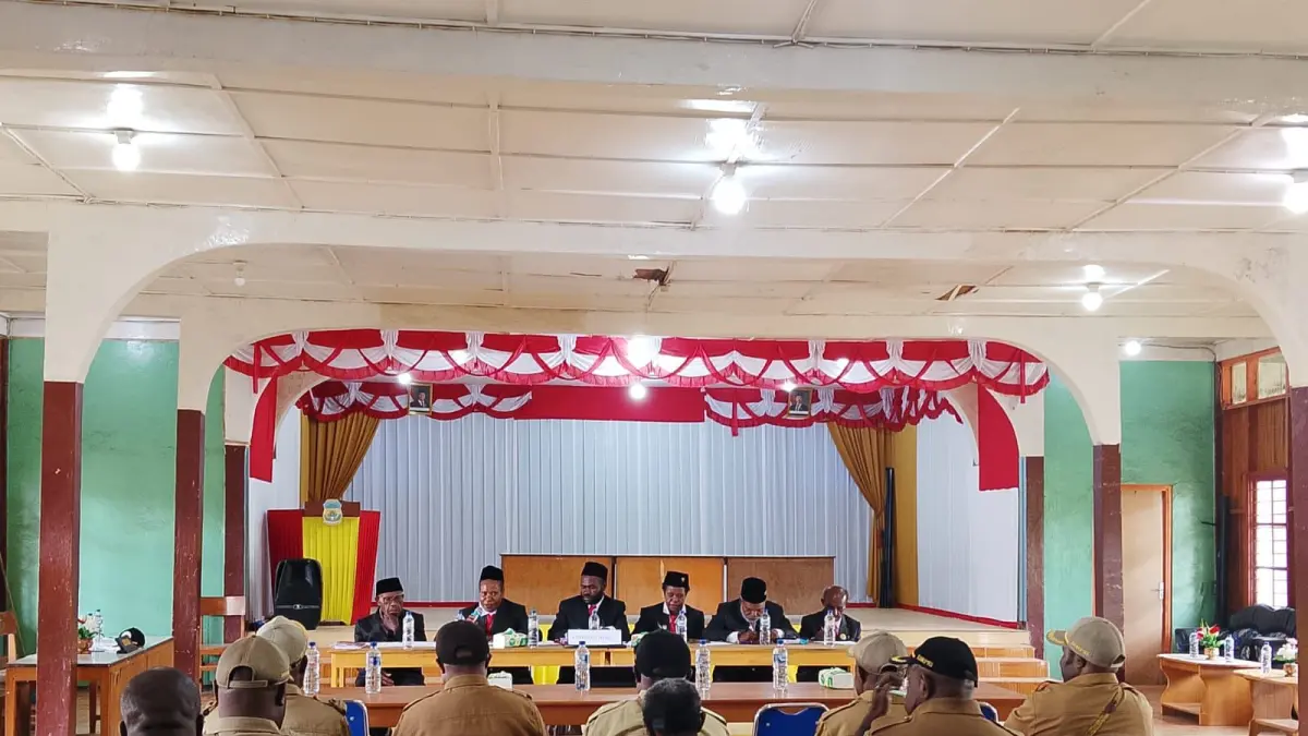 Ketua Pokja Khusus DPR Dogiyai, Bernadetha Tekege bersama jajaran DPR Otsus Dogiyai rapat bersama pimpinan OPD Pengguna Dana Otsus di Kabupaten Dogiyai Selasa (5/5/2026). (CEPOSONLINE.COM/ISTIMEWA)&nbsp;