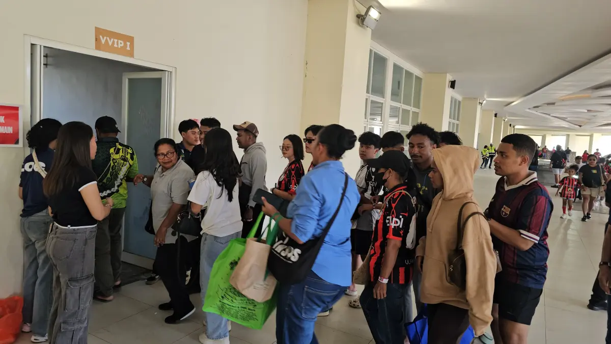 Nampak masyarakat sudah mulai antri antri dan berdatangan di Stadion Lukas Enembe, Jumat (8/5/2026). (CEPOSONLINE.COM/HANS PALEN).