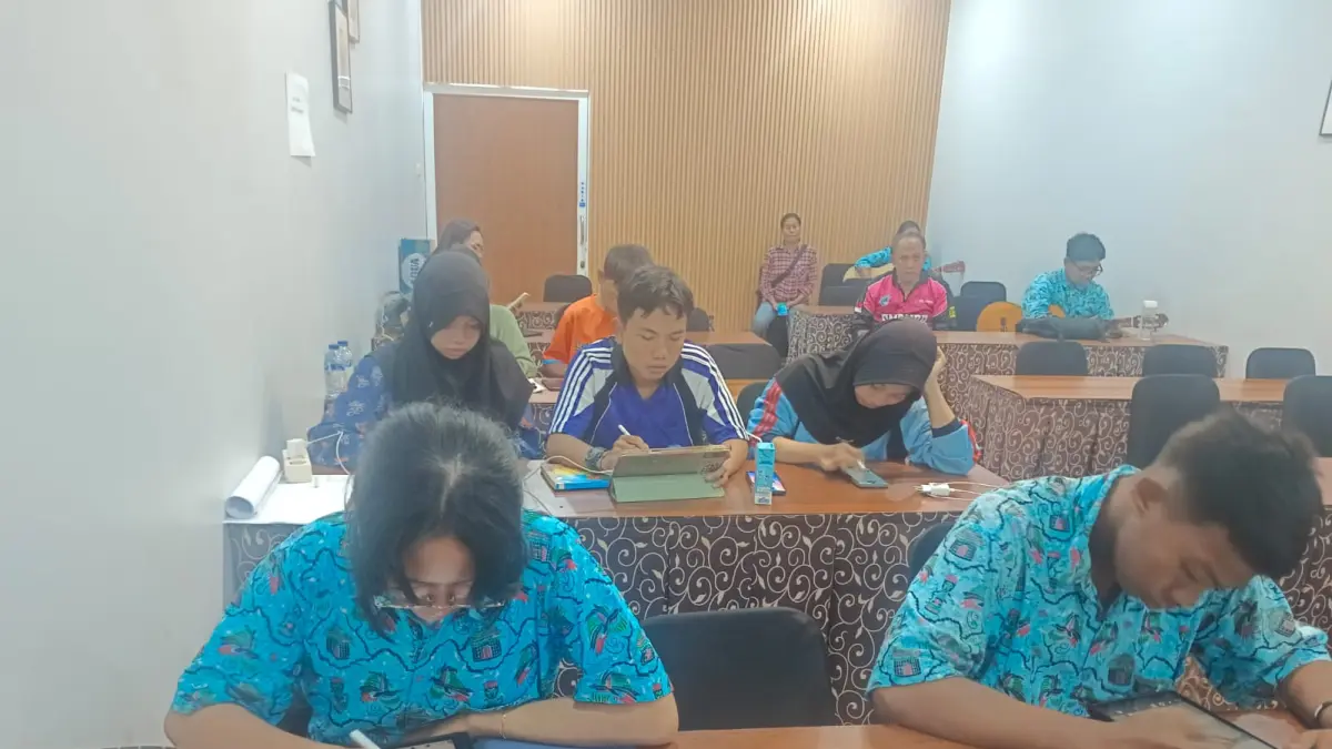Para Juri melakukan penilaian terhadap salah satu karya Film Pendek ditampilkan salah satu peserta sekolah dalam ajang FLS3N tingkat Kabupaten Merauke, di Hotel Halogen Merauke,&nbsp; Jumat&nbsp; (8/5/2026). (CEPOSONLINE.COM/SULO) 