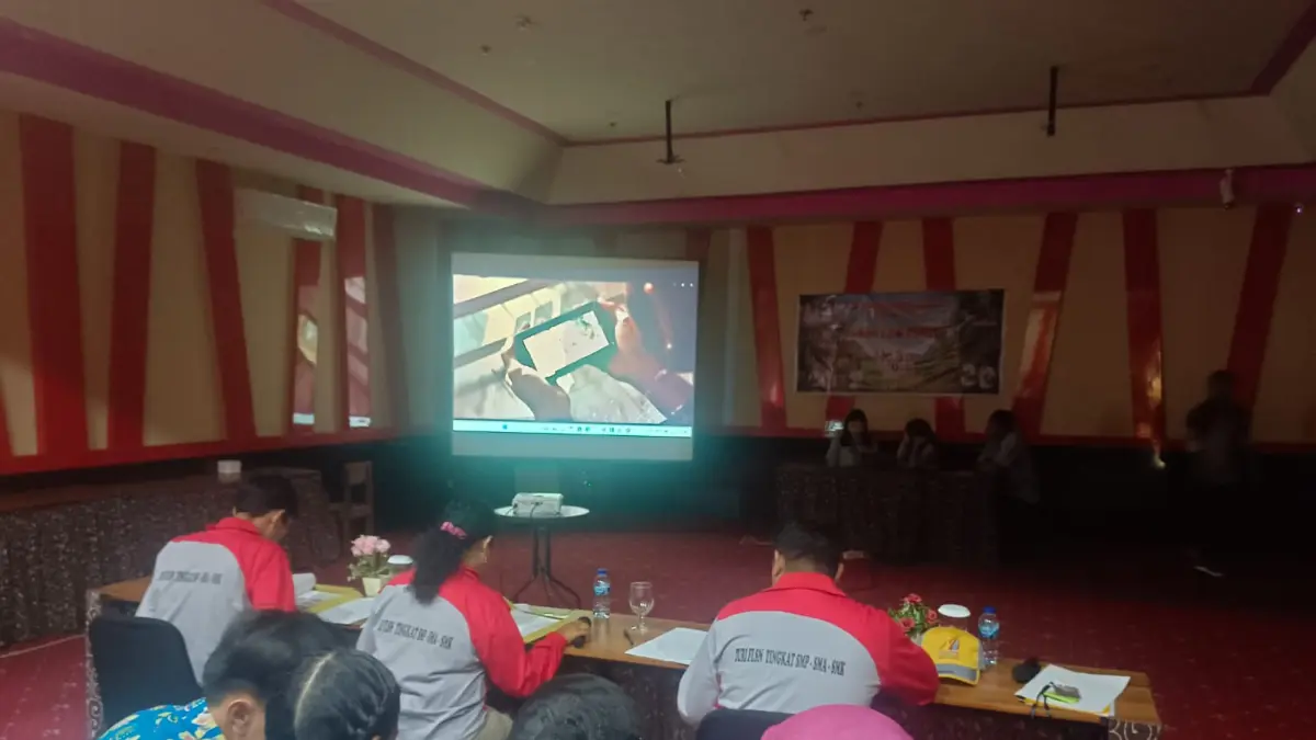Para peserta saat sedang mengikuti lomba pembuatan komik digital pada ajang FLS3N tingkat Kabupaten Merauke, di Hotel Halogen Merauke,&nbsp; Jumat&nbsp; (8/5/2026). (CEPOSONLINE.COM/SULO) 