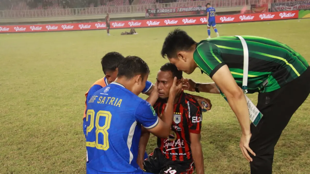 Pemain Adhyaksa FC saat menenangkan Ruben Sanadi usai laga. (CEPOSONLINE.COM/HANS PALEN).
