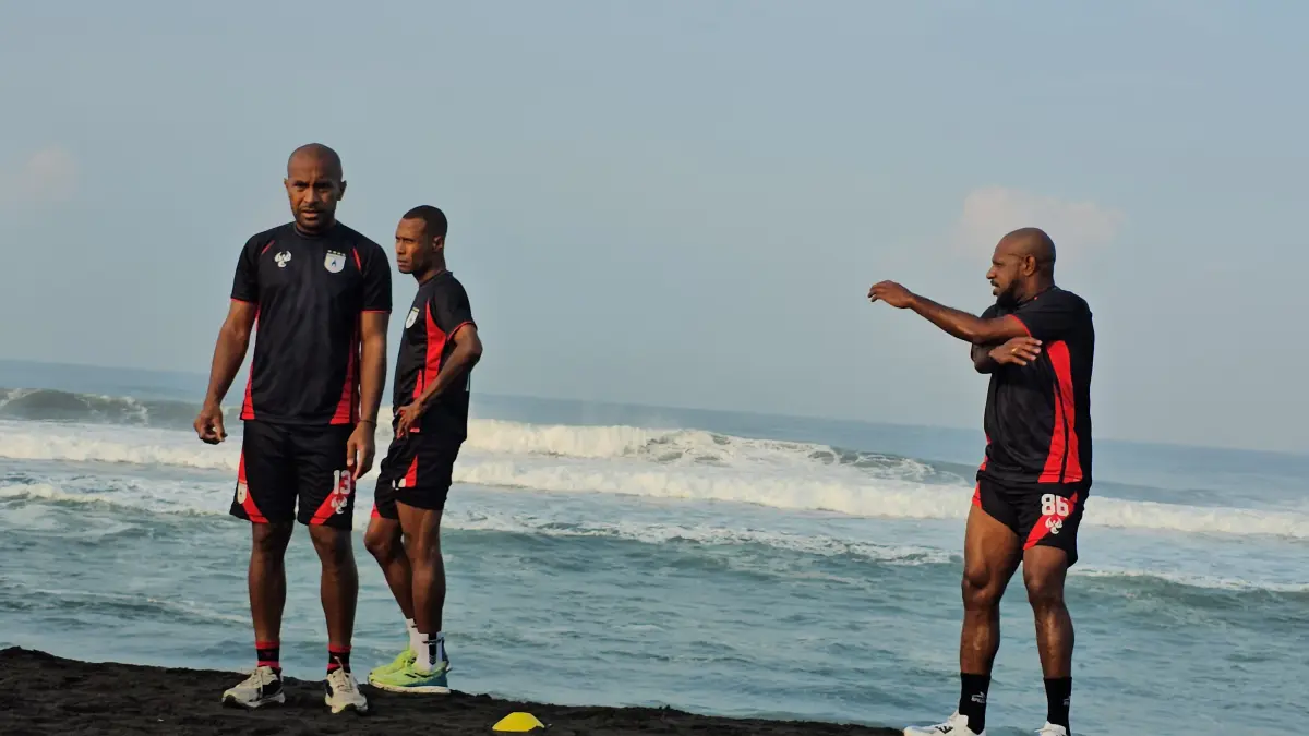 Pemain senior Persipura, Ian Lois Kabes. (CEPOSONLINE.COM/HANS PALEN)