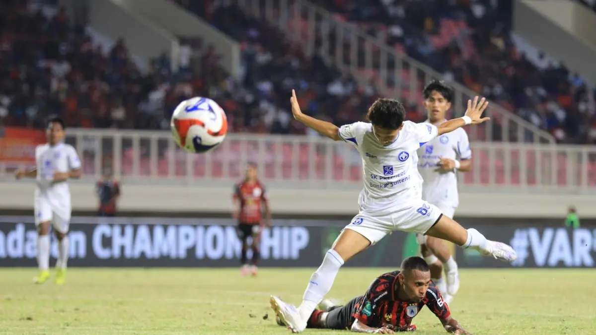Ruben Sanadi jatuh bangun bertekad membawa Persipura Jayapura kembali ke liga 1. (dok/cepos)
