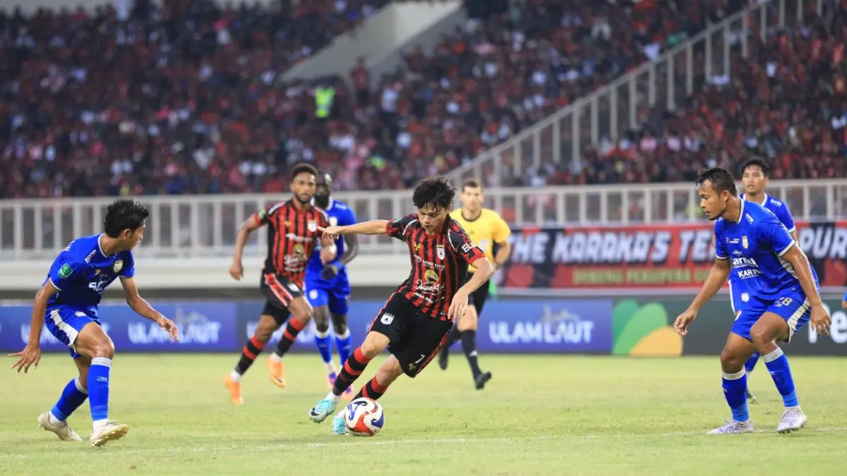 Striker Persipura, Reno Salampessy dihadang pemain Adhyaksa FC, pada pertandingan ply off di Stadion Lukas Enembe. (CEPOSONLINE.COM/ERIK)