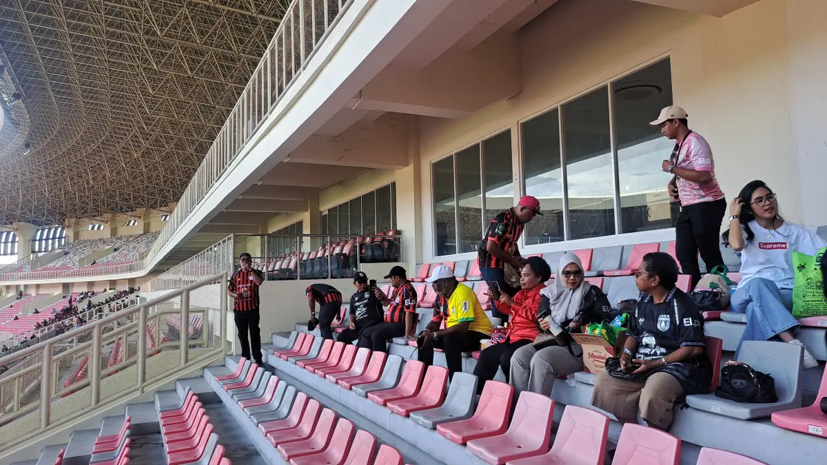 Wali Kota Jayapura, Abisai Rollo didampingi sang istri yang juga Ketua MRP Provinsi Papua, Nerlince Wamuar Rollo bersama rombingan saat tiba di Stadion LE, Jumat (8/5/2026). (CEPOSONLINE.COM/TAKIM) 