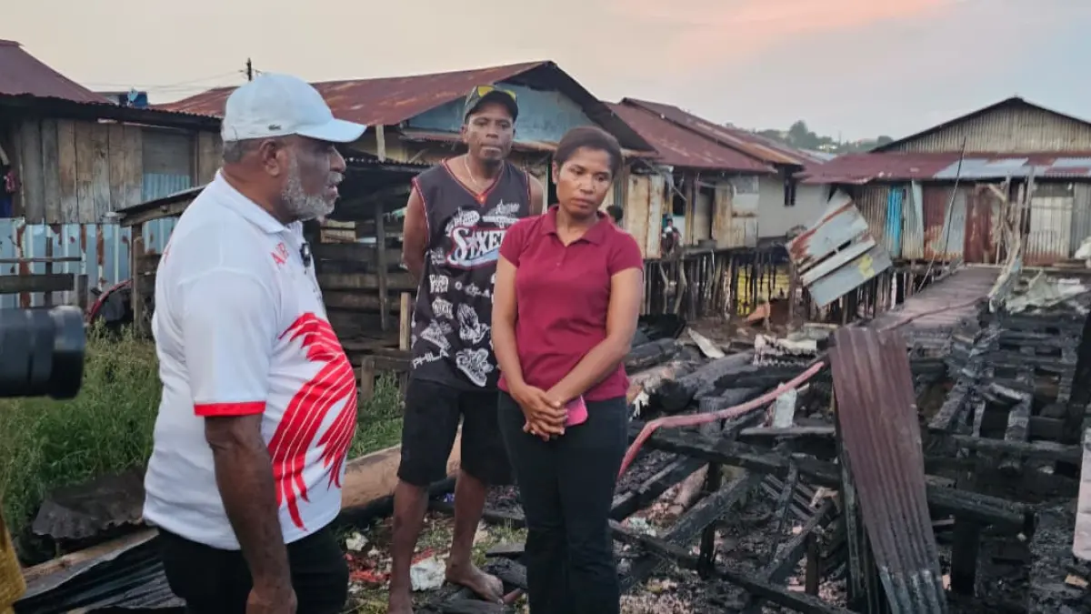 Wali Kota Jayapura, Abisai Rollo saat meninjau lokasi kebakaran di Dok 8 Pantai, Distrik Jayapura Utara, Kamis (7/5/2026). (CEPOSONLINE.COM/HANS PALEN)