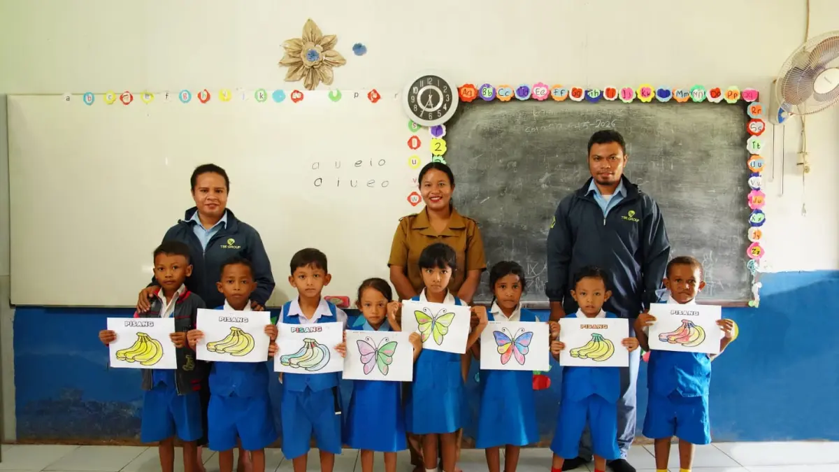 Anak-anak SD YPK Harapan Selil menunjukkan hasil lomba mewarnai. TSE Grup for Ceposonline.com)