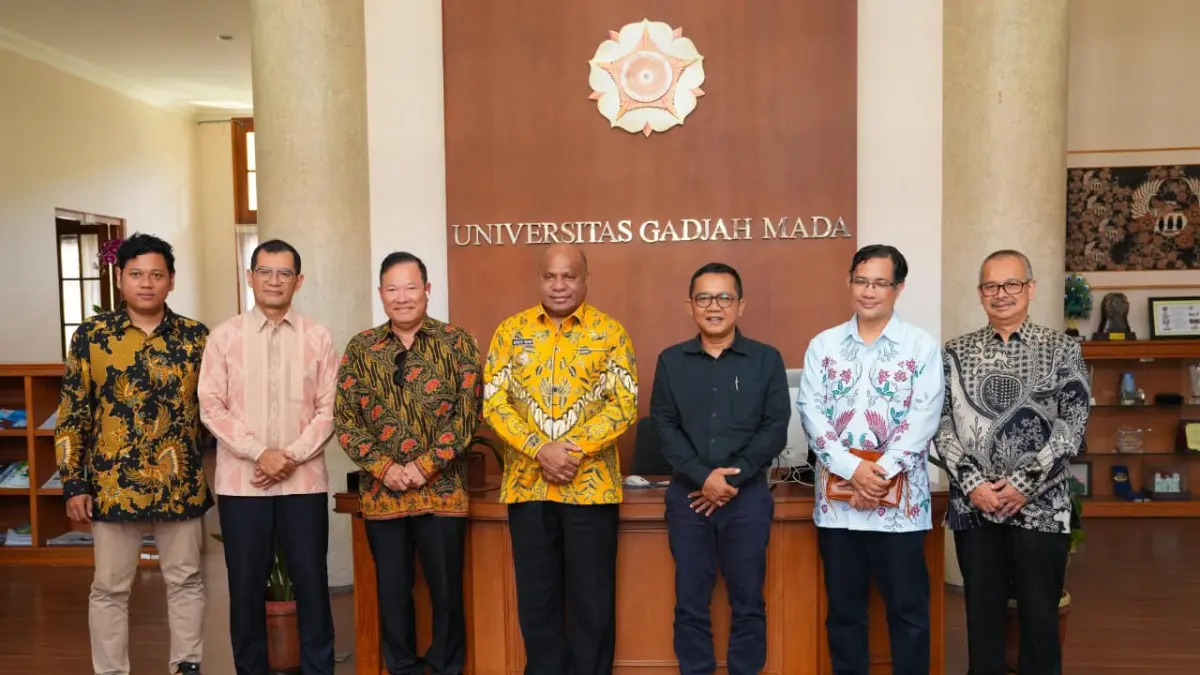 Gubernur Papua, Matius D Fakhiri (tengah, batik kuning) foto bersama Wakil Rektor UGM, Arie Sujito dan unsur terkait usai pertemuan membahas kerja sama di Kampus UGM, Jumat (8/5/2026).(Ceposonline.com/Humas Pemprov).