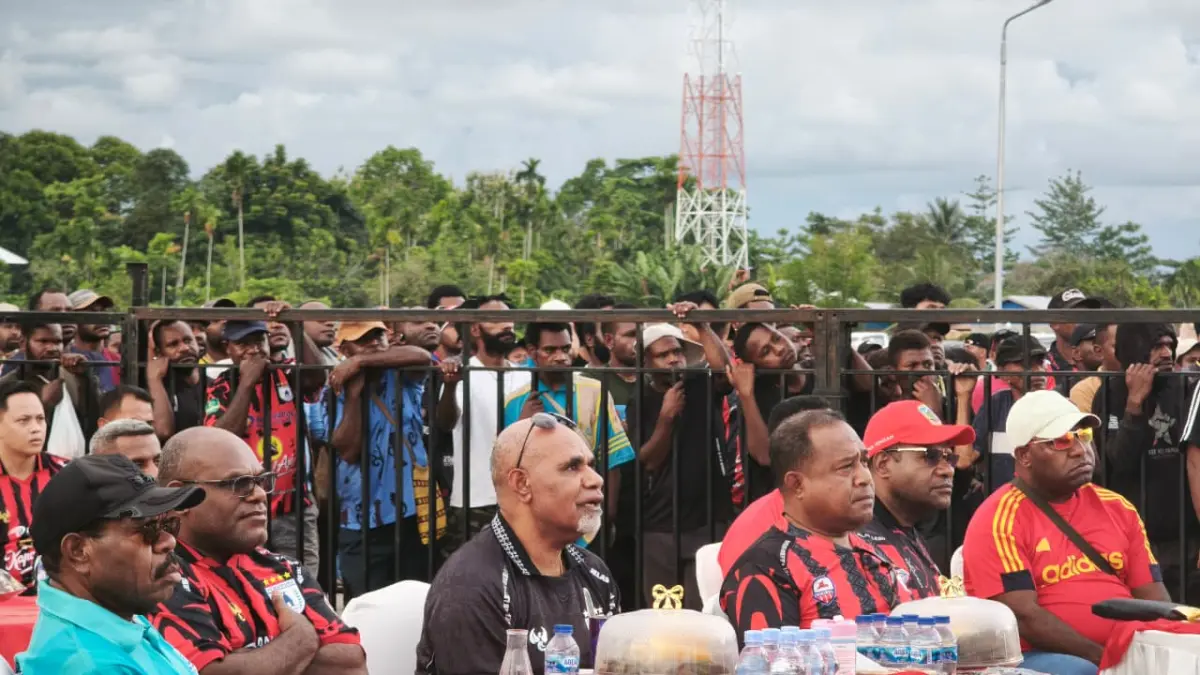 Gubernur Papua Tengah, Meki Nawipa dan Wagub Papua Tengah, Deinas Geley bersama Masyarakat Papua Tengah saat Nonton bersama di Halaman Kantor Gubernur Papua Tengah di Nabire. (CEPOSONLINE.COM/ISTIMEWA)&nbsp;