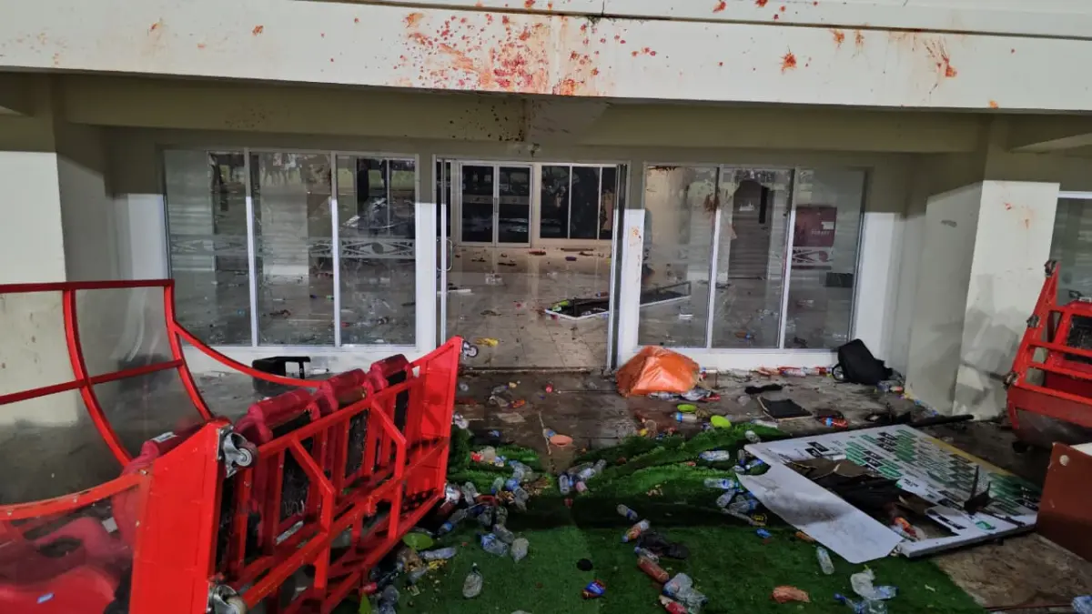 Nampak kaca-kaca stadion pecah usai dilempar massa. (CEPOSONLINE.COM/HANS PALEN).