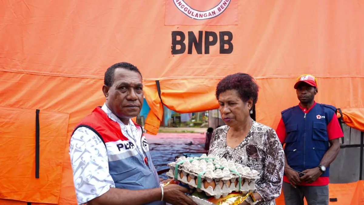 Penyerahan bantuan Sembako oleh Pertamina Patra Niaga kepada warga Dok VIII Jayapura yang terdampak kebakaran pada Kamis (7/5/2026). (CEPOSONLINE.COM/PRIYADI) 