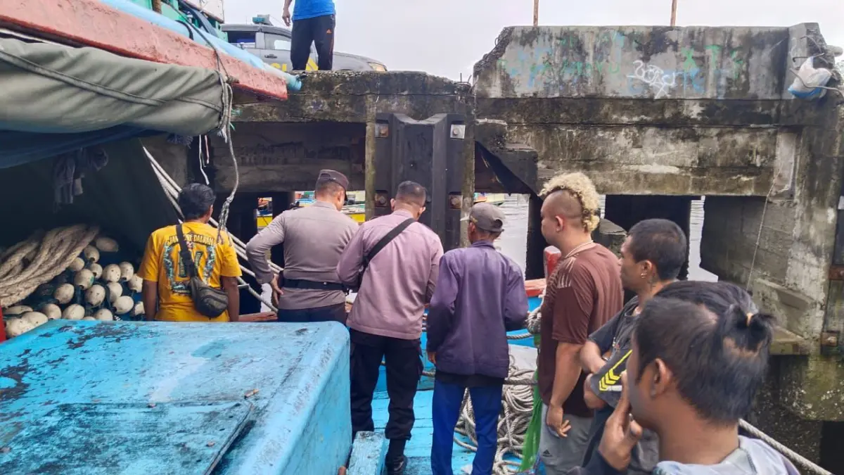 &nbsp;Polisi melakukan pendataan dan meminta keterangan sejumlah orang di salah satu kapal nelayan. (Ceposonline.com/ Istimewa).