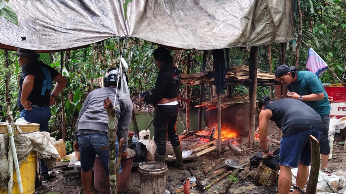 Sat Resnarkoba Polres Mimika melakukan penggerebekan di salah satu tempat pengolahan minuman keras lokal jenis sopi di kawasan Jalan Poros SP 5, Mimika, Papua Tengah, Jumat 8 Mei 2026. (Ceposonline.com/Dok. Sat Resnarkoba).&nbsp;