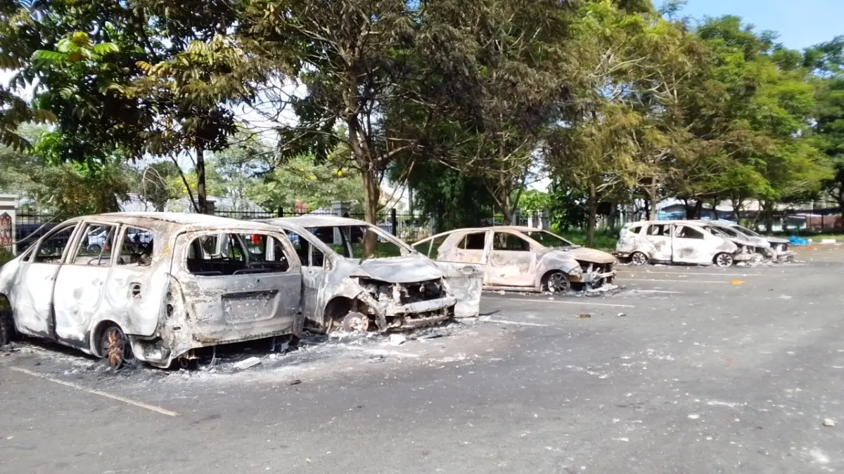 Terlihat puing-puing kendaraan yang habis terbakar pasca kerusuhan di Stadion Lukas Enembe, Sabtu (9/5/2026).
(CEPOSONLINE.COM_Yohana)
