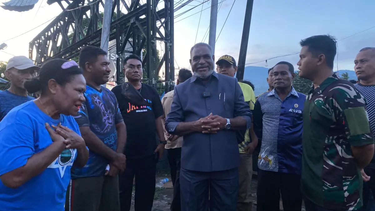 Wali Kota Jayapura memantau langsung lokasi kebakaran di Denzipur Waena, Sabtu (9/5/2026). (CEPOSONLINE.COM/JIMI) 