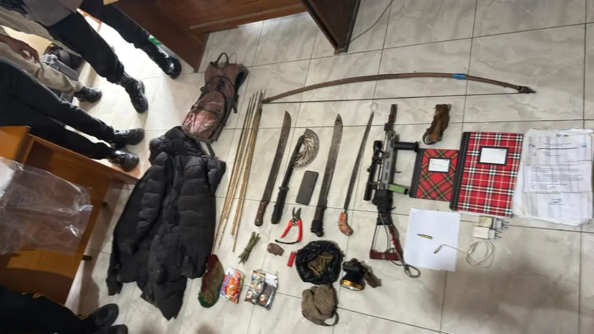 Barang bukti yang diperoleh personel Polres Dogiay dari tempat persembunyian pelaku saat menyerang anggota patroli, Minggu (10/5/2026) (CEPOSONLINE.COM/Polres Dogiyai)