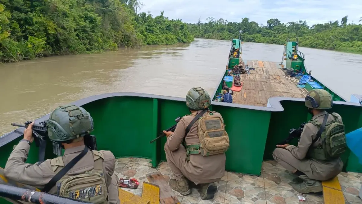 Personel Satgas ODC saat sedang siaga memantau situasi sekitar sungai sepanjang pelayaran menuju Dekai, Yahukimo. (Ceposonline.com/Dokumen)