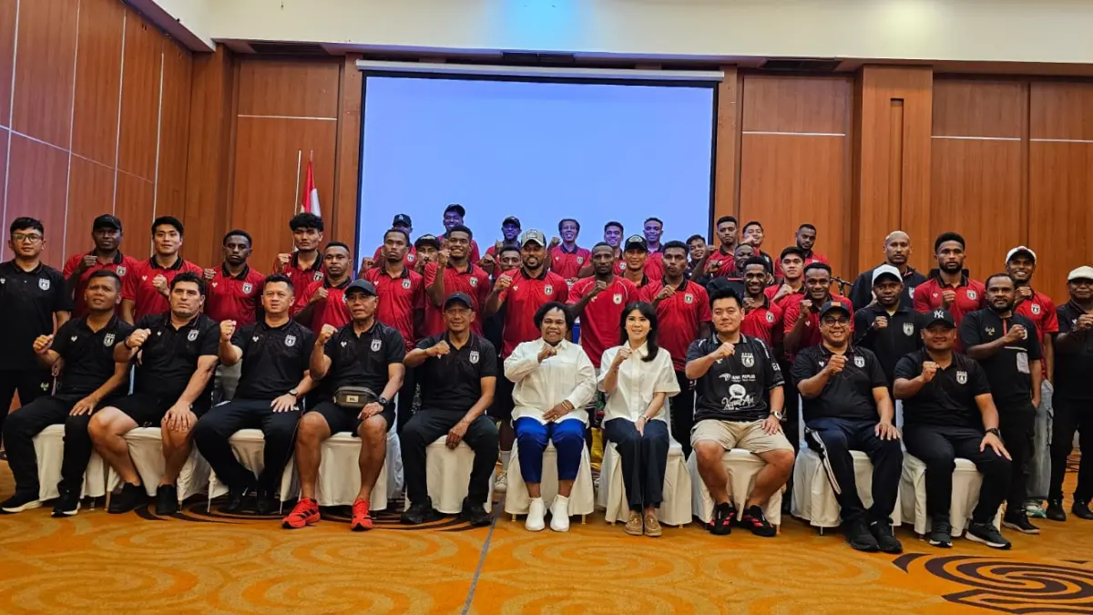 Skuad Persipura bersama Manajer Tim Persipura, Owen Rahadyian bersama istri dan Ketua MRP Papua, Nerlince Wamuar Rollo saat foto bersama usai acara pembubaran pemain, Minggu (10/5/2026) malam. (CEPOSONLINE.COM/HANS PALEN).