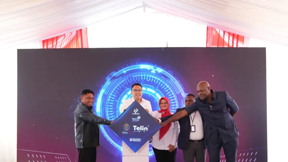 Gubernur Papua diwakili Pj Sekda Provinsi Papua L. Christian Sohilait, Wamen Komunikasi dan Digital RI Angga Raka Prabowo, Dirut Telkom Dian Siswarini, Wakil Konsulat Papua Nugini di Jayapura Leon Galemo, dan CEO PNG DataCo Paul Komboi meresmikan kabel laut lintas batas pertama yang menghubungkan Indonesia dan PNG, Jumat (8/5/2026).
(Ceposonline.com/Istimewa)