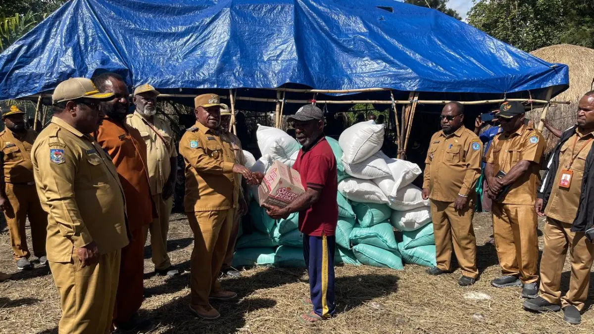 Wakil Bupati Jayawijaya Ronny Elopere saat mengantar bantuan pangan kepada Warga Kurima yang ada di Distrik Wouma, Senin (11/5/2026).
(Ceposonline.com/Deni Tonjau)