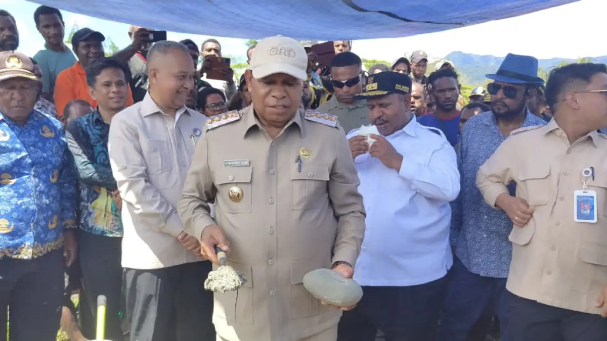Bupati Yalimo Dr. Nahor Nekwek, S.Pd, MM &nbsp;melakukan peletakan batu pertama pembangunan sarana berupa perumahan ASN dan gedung perkantoran yang disaksikan Ketua Komite Eksekutif Percepatan Pembangunan Otonomi Khusus Papua Dr. Velix Vernando Wanggai, dan Wagub Papua Pegunungan Dr. Ones Pahabol Sabtu (9/5/2026).