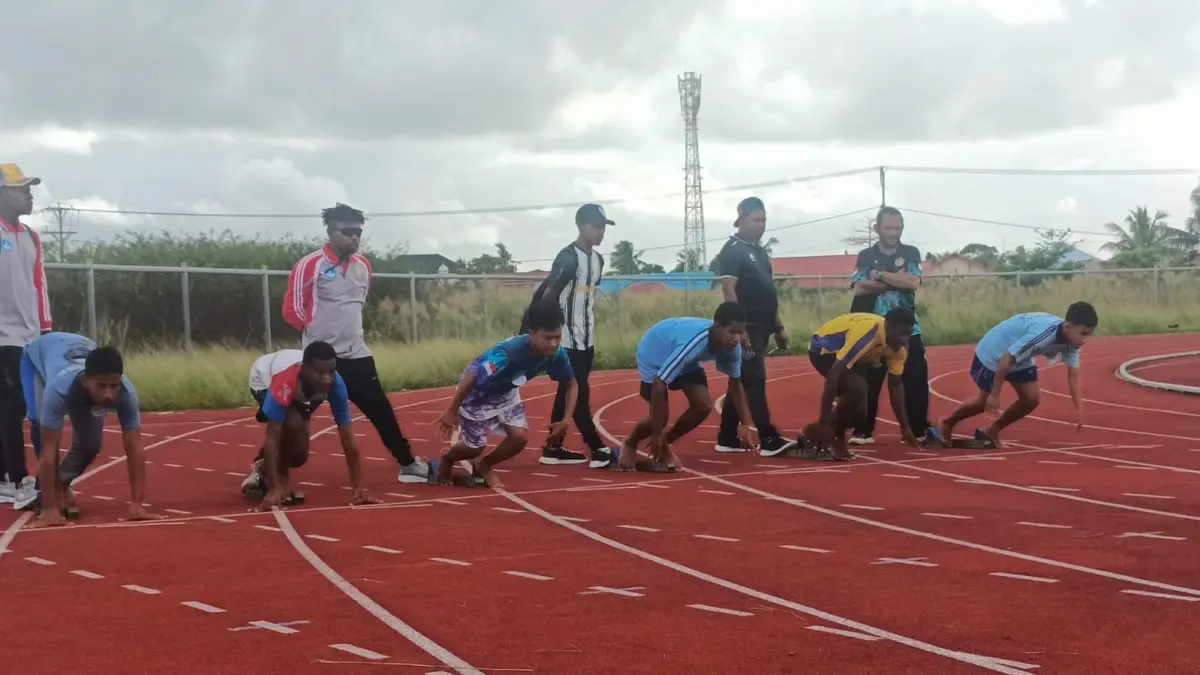Lomba lari sprint yang diikuti siswa SMP pada Olympiade Olahraga Siswa Nasional (O2SN) tingkat Kabupaten Merauke digelar di Lapangan Sepakbola Universitas Negeri Musamus (Unmus) Merauke, Senin (11/5/2026).&nbsp;
(Sulo/Ceposonline.com) &nbsp; &nbsp;