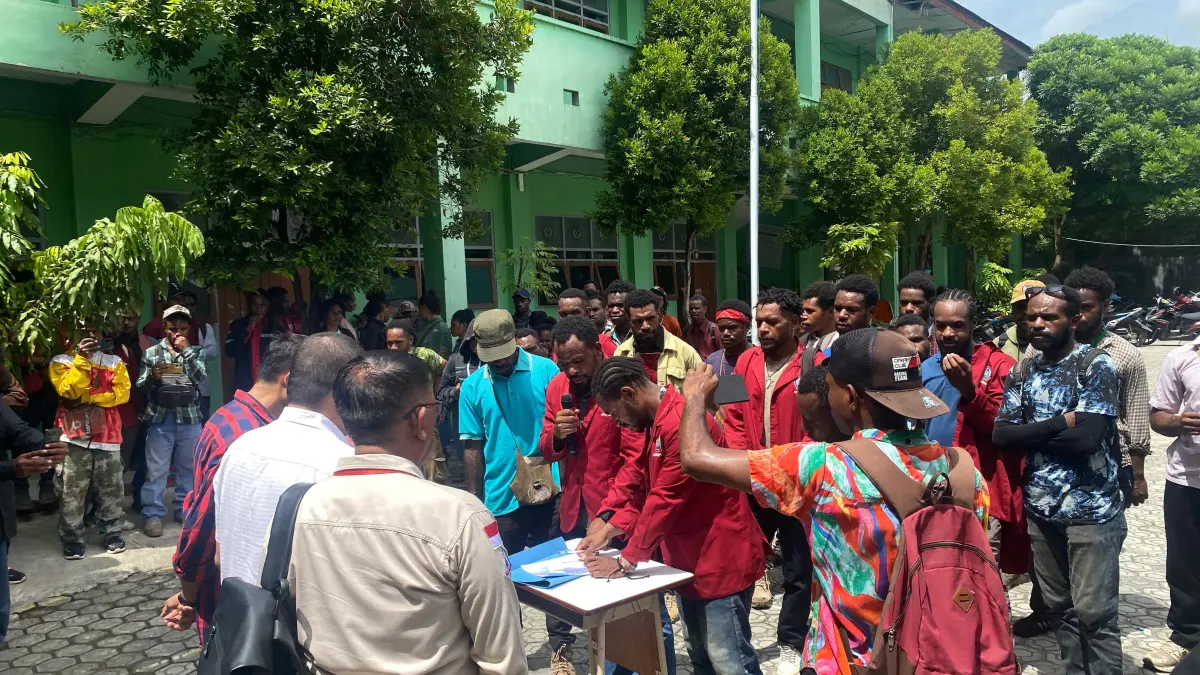 Mahasiswa Universitas Muhammadiyah Papua saat menyampaikan aspirasi dihalaman kampus setempat, Senin (11/5/2026).
(Ceposonline.com/Jimi)