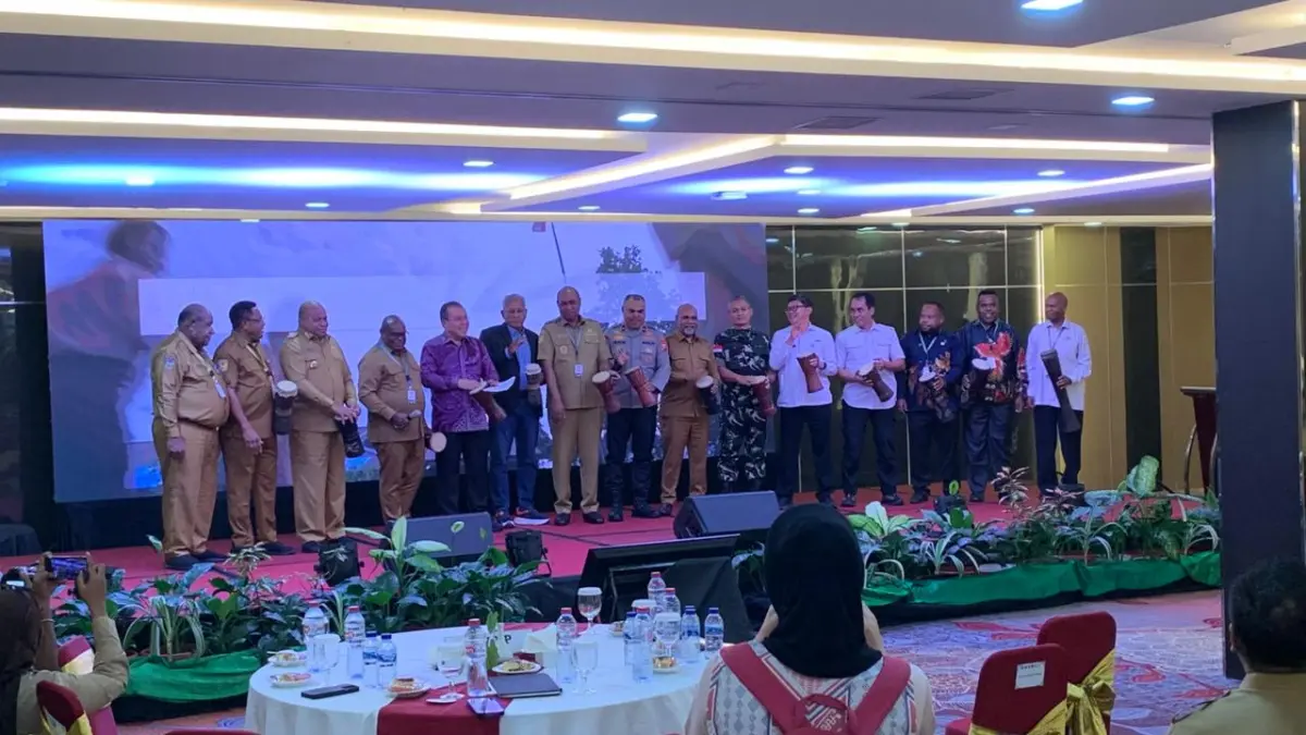 Para kepala daerah dan perwakilan kementerian saat pembukaan Forum Koordinasi Strategis Percepatan Pembangunan Papua di Ballroom Hotel Horison Diana Timika, Senin (11/5/2026). ( CEPOSONLINE.COM/MOH. WAHYU WELERUBUN).