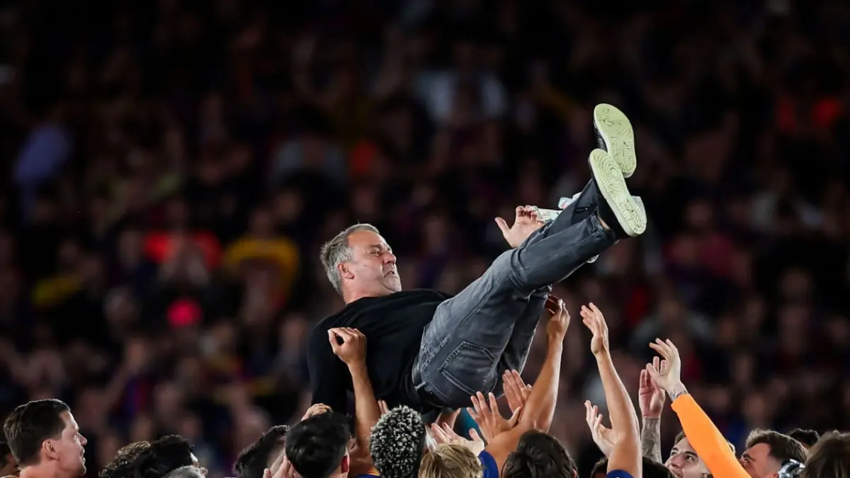Pemain-pemain Barcelona mengangkat sang pelatih&nbsp; Hansi Flick usai meraih juara La Liga di Spotify Camp Nou pada Senin (11/5/2026). Gelar juara diraih Barcelona usai mengalahkan seteru abadinya Real Madrid 2-0.&nbsp; (X.COM) 