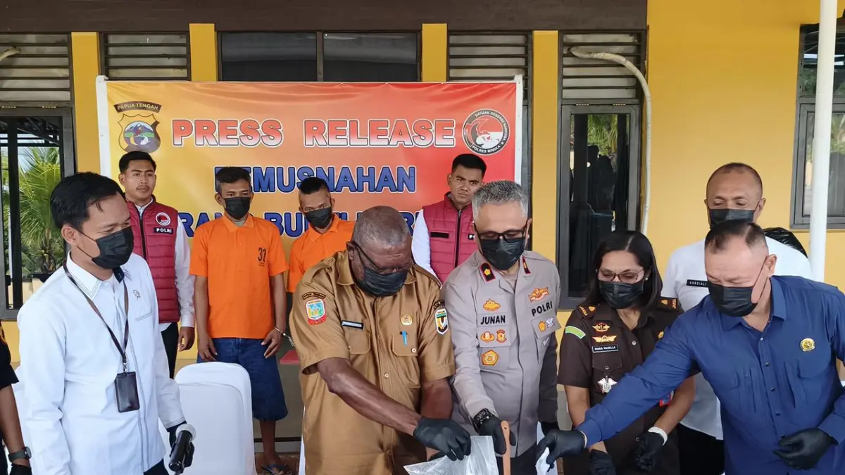Proses pemusnahan barang bukti narkotika jenis sabu oleh Kepolisian Resort Mimika, di Mapolres Mimika, Senin (11/5/2026). (Ceposonline.com/ Istimewa).&nbsp;
