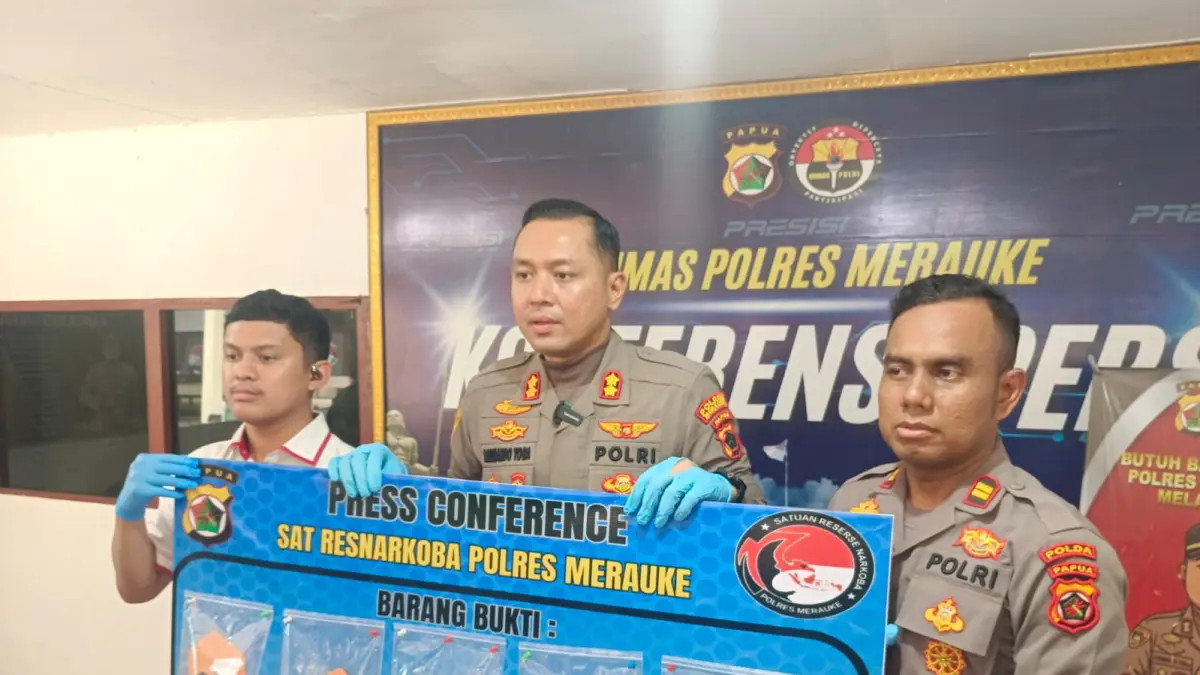 Kapolres Merauke  AKBP Leonardo Yoga didampingi Kasat Narkoba Ipda M. Zen Fahrurozi Ikhsan dan Plt Kasi Humas Iptu Syahrul saat menunjukkan barang bukti dari penangkapan pengedar Tramadol sebanyak 1.721 buti pada Conferensi Pers, Senin (11/5/2026)  
(Sulo/Ceposonline.com)   